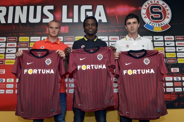 Nové posily Sparty. Na snímku zleva jsou obránce a reprezentant Slovenska Lukáš Pauschek, obránce a reprezentant Zimbabwe Costa Nhamoinesu a záložník Kamil Vacek, který se do Sparty vrací z italského AC Chievo Verona.