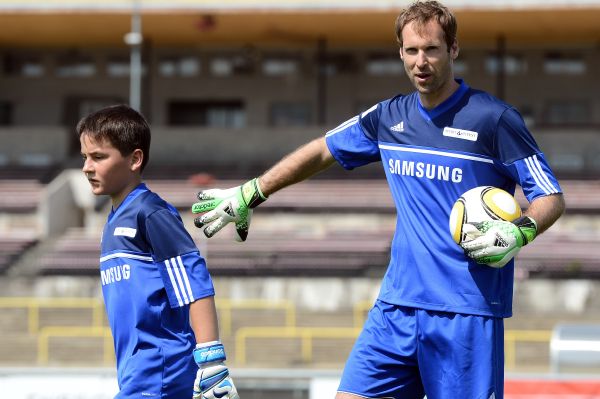 Brankář londýnské Chelsea Petr Čech (vpravo) trénoval 1. července v Praze mladé fotbalisty při příležitosti zahájení 8. ročníku Fotbalové školy Petra Čecha.