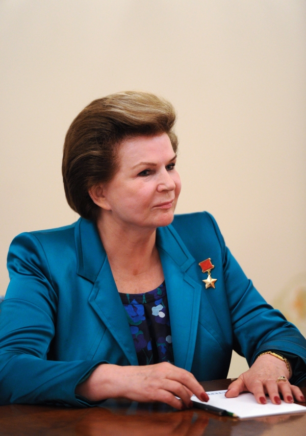 První žena ve vesmíru a nyní oddaná stoupenkyně ruského prezidenta Putina Valentina Těreškovová. První žena ve vesmíru a nyní oddaná stoupenkyně ruského prezidenta Putina Valentina Těreškovová.