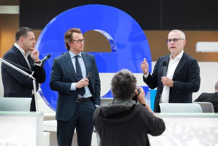 Zdeněk Bakala (vpravo) a generální ředitel Economie André Warnecke (uprostřed) při slavnostním otevření nové budovy vydavatelství. Zdeněk Bakala (vpravo) a generální ředitel Economie André Warnecke (uprostřed) při slavnostním otevření nové budovy vydavatelství.