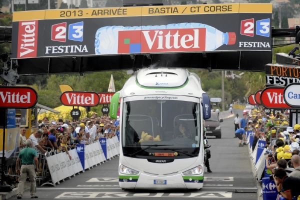 Uvázlý autobus způsobil zmatky hned v cíli první etapy.