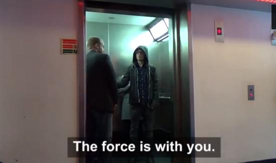 Vtipálci si ve výtahu zahráli na rytíře Jedi.