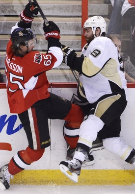 Pascal Dupuis (vpravo) umí na ledě i pořádně přitvrdit.