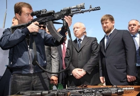 Premiér Putin u speciálních jednotek v Dagestánu. Premiér Putin u speciálních jednotek v Dagestánu.