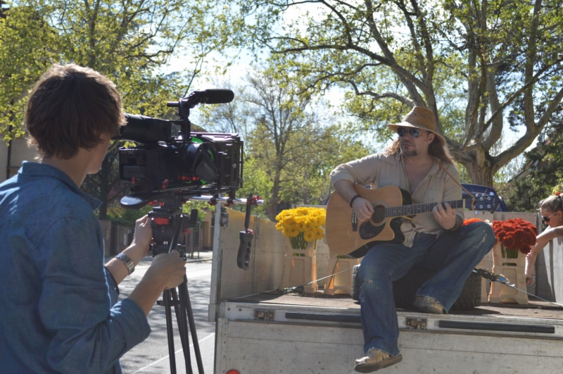 Kolář rozdával během natáčení květiny kolemjdoucím ženám.