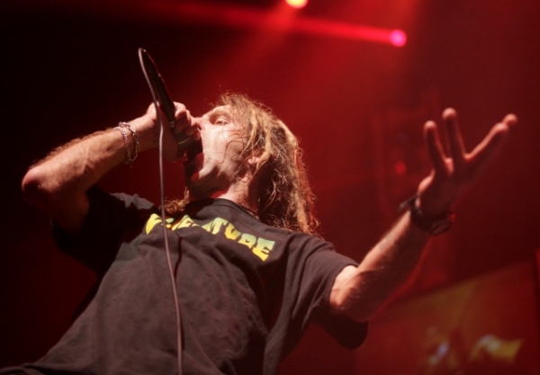 Zpěvák kapely Lamb of God během koncertu. 