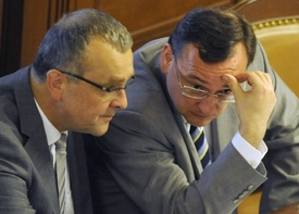 Petr Nečas a Miroslav Kalousek po jednání vlády vyjádřili rozhořčení, že zadržení v kauze Nagyová jsou zbytečně dlouho ve vazbě.