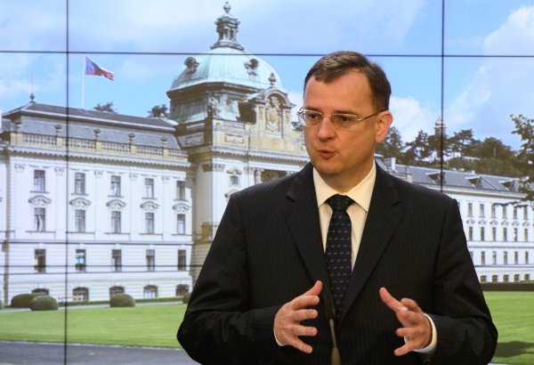 Petr Nečas si na závěr poslední schůze své vlády postěžoval na zdlouhavé věznění své milenky a dalších obviněných.