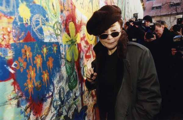 Nové básně Yoko Ono vedou k zamyšlení nejen prostřednictvím textu, ale i ilustrací. Nové básně Yoko Ono vedou k zamyšlení nejen prostřednictvím textu, ale i ilustrací.