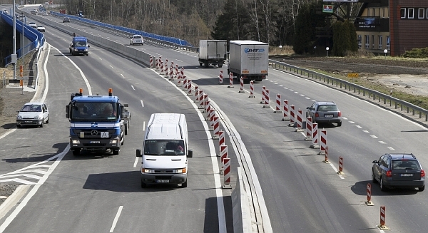 Podle dlouhodobého plánu bude z R6 jednou dálnice. Dostavba dalších úseků je ale závislá na penězích z EU (ilustrační foto).