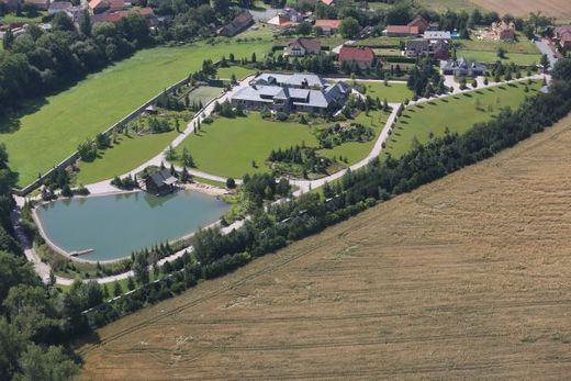 Rodinné sídlo v Popovičkách u Prahy zabírá skoro čtvrtinu vesnice. Místní mu přezdívají South fork.