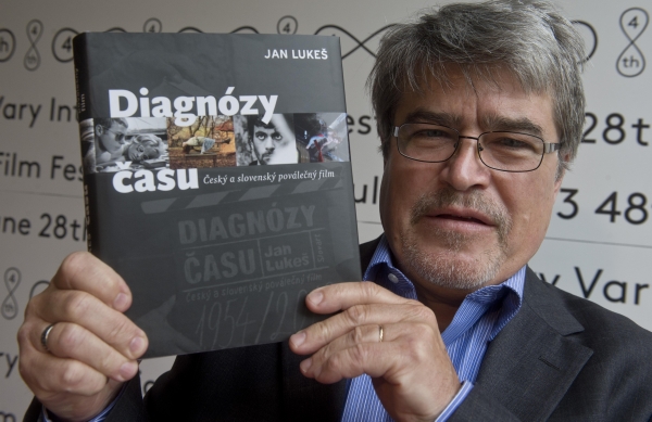 Jan Lukeš představil na 48. Mezinárodním filmovém festivalu Karlovy Vary svou novou knihu Diagnózy času: Český a slovenský poválečný film. Jan Lukeš představil na 48. Mezinárodním filmovém festivalu Karlovy Vary svou novou knihu Diagnózy času: Český a slovenský poválečný film.