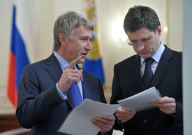 Leonid Michelson (vlevo), otec Viktorie, nejbohatší dědičky Ruska. Vpravo ruský ministr energetiky Alexander Novak.