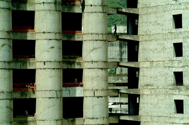 Centro Financeiro Confinanzas, Venzeuela. Dnes slouží jako vertikální slum pro stovky rodin. (Foto: Skyscrapercity.com)