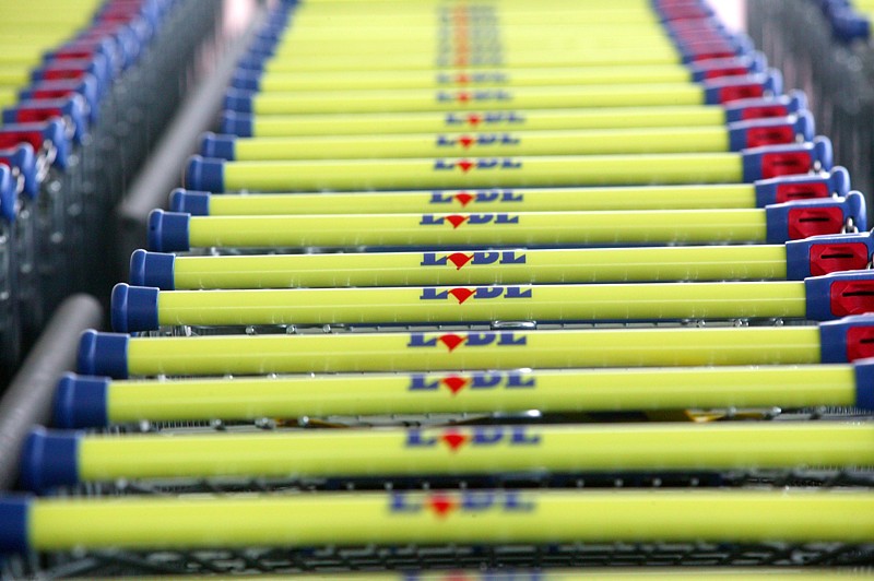 Lidl je svou prodejní plochou největším diskontem u nás. Lidl je svou prodejní plochou největším diskontem u nás.