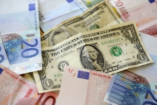 Peníze na dovolenou vyměnte raději hned, koruna bude oslabovat.