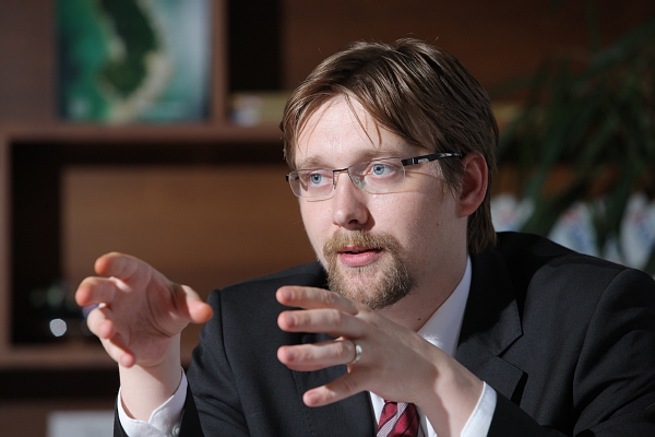Dobeš se po odchodu z ministerstva dopravy stal ředitelem zájmového sdružení, které jako ministr sám zakládal. Vstoupily do něj čtyři státní podniky, mimo jiné České dráhy nebo Řízení letového provozu. 