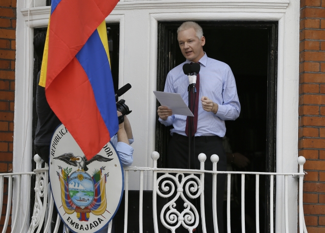 NA ekvádorské ambasádě žije již přes rok Julain Assange aby se vyhnul vydání do Švédska.