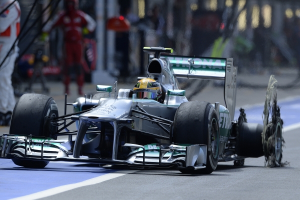 Lewis Hamilton dojel kvůli prasklé pneumatice v Silverstonu čtvrtý.