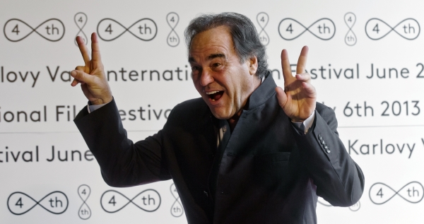 Oliver Stone přivezl na festival v Karlových Varech části dokumentárního cyklu o dějinách USA. Oliver Stone přivezl na festival v Karlových Varech části dokumentárního cyklu o dějinách USA.