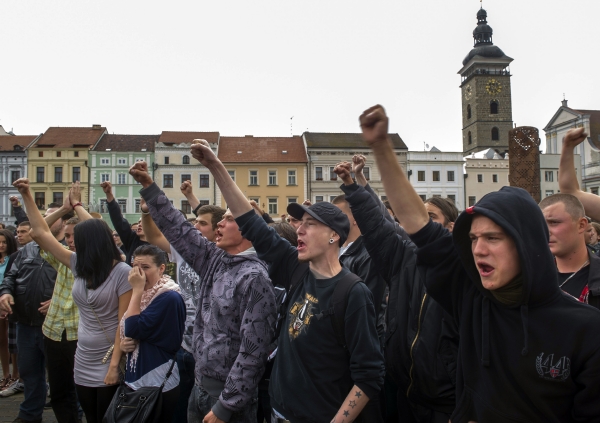 Hajlující dav v Českých Budějovicích. Hajlující dav v Českých Budějovicích.