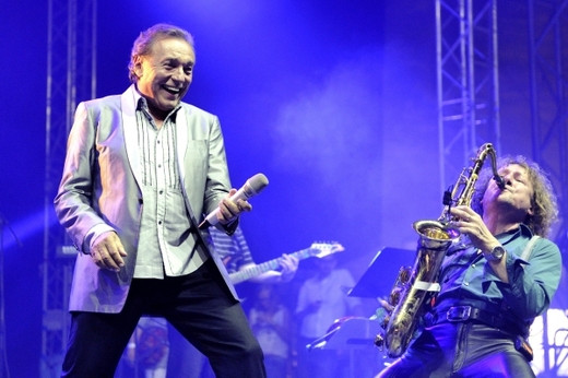 Gott zahájil koncert písní Noční král (I Drove All Night), při kterém si okamžitě získal publikum.