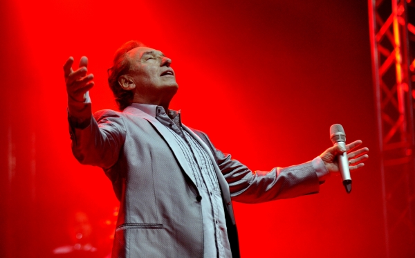 V rámci jednoho z největších hudebních festivalů Rock for People vystoupil poprvé 4. července Karel Gott.