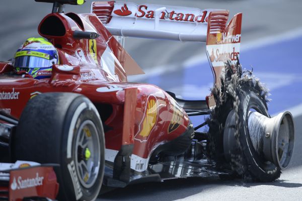 V Silverstone pneumatiky nevydržely.