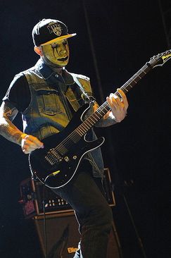 Modestep některé skladby odehráli v maskách.