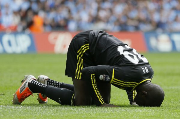 Demba Ba slaví vstřelenou branku. Demba Ba slaví vstřelenou branku.