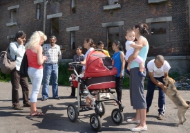 Poslední rodiny žijící v jediném obydleném domě číslo osm v ostravském ghettu Přednádraží.