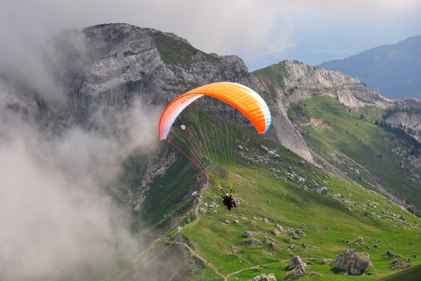 Český paraglidista utrpěl v Rakousku vážná zranění. Byl vrtulníkem převezen do nemocnice (ilustrační foto).