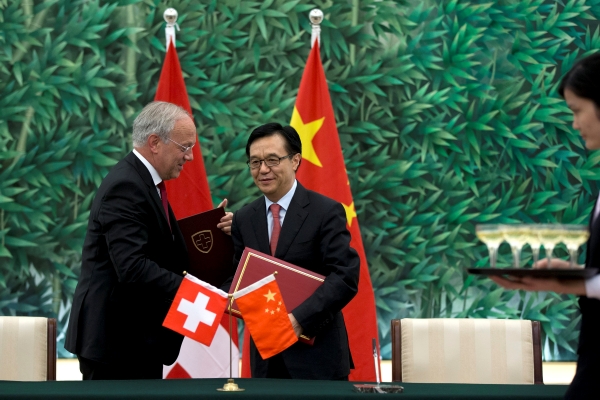 Bilaterální dohodu v Pekingu podepsali čínský ministr obchodu Kao Chu-čcheng a švýcarský ministr hospodářství Johann Schneider-Ammann.