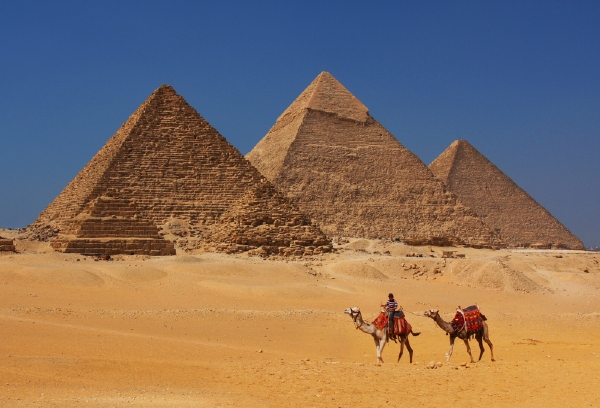 Ačkoliv pyramidy patří mezi největší egyptská lákadla, v těchto dnech by si jejich návštěvu měli turisté rozmyslet (ilustrační foto).