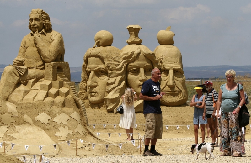 Vysochaný Albert Einstein (vlevo) dumá nad teorií relativity.