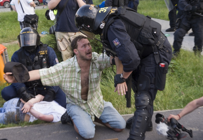 „V českobudějovické nemocnici lékaři ošetřili v sobotu osm lidí z demonstrace, z nichž bylo šest aktivistů a dva policisté. Až na jednoho, který v nemocnici zůstal s otřesem mozku, byli všichni propuštěni. Většinou šlo o zranění typu pohmožděniny, tržné rány," řekla mluvčí nemocnice Ivana Kerlesová. „V českobudějovické nemocnici lékaři ošetřili v sobotu osm lidí z demonstrace, z nichž bylo šest aktivistů a dva policisté. Až na jednoho, který v nemocnici zůstal s otřesem mozku, byli všichni propuštěni. Většinou šlo o zranění typu pohmožděniny, tržné rány," řekla mluvčí nemocnice Ivana Kerlesová.