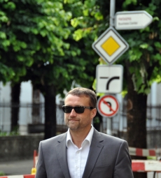 O zábavu během soudního řízení se postaral obhájce Marka Čmejly (na fotce), který neustále narážel na český jazyk.