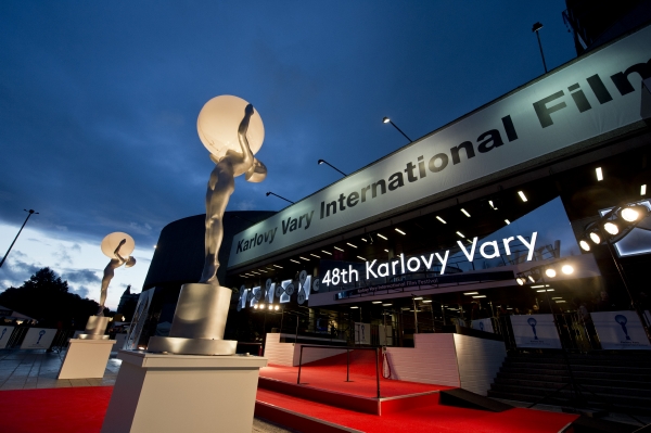 48. Mezinárodní filmový festival v Karlových Varech navštívil rekordní počet fanoušků. Projekcí se účastnilo přes 128 tisíc lidí. 48. Mezinárodní filmový festival v Karlových Varech navštívil rekordní počet fanoušků. Projekcí se účastnilo přes 128 tisíc lidí.
