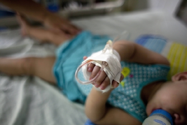 Horečka dengue způsobuje postiženým takovou bolest jako by se jim lámaly kosti. Horečka dengue způsobuje postiženým takovou bolest jako by se jim lámaly kosti.