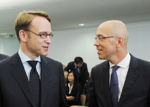 Prezident Německé federální banky Jens Weidmann (vlevo) při rozhovoru s členem výkonné rady ECB Joergem Asmussenem (vpravo).  