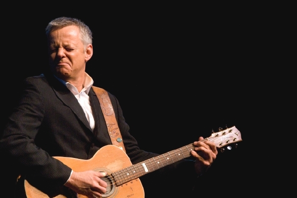 Tommy Emmanuel zahraje na nádvoří zámku v Telči.