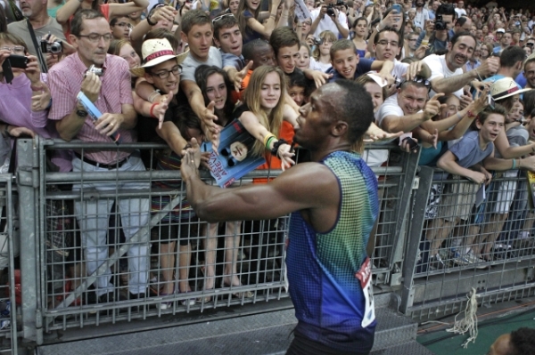 Usain Bolt se zdraví s pařížským publikem. Usain Bolt se zdraví s pařížským publikem.