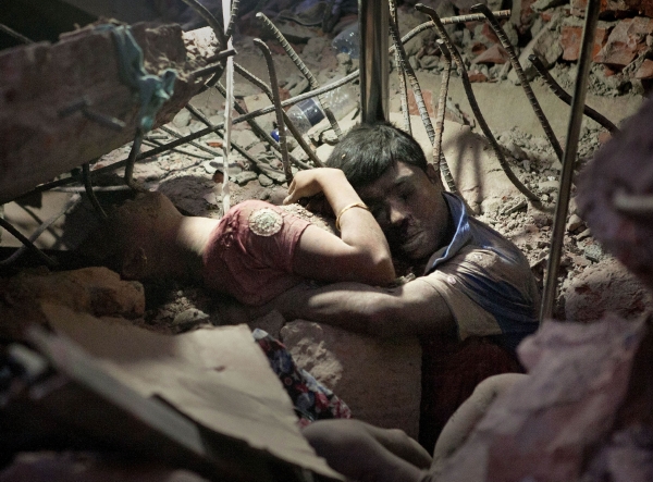 Zemřeli v objetí. Dramatický snímek obětí katastrofy v továrně Rana Plaza v Savaru( 25. duben 2013).