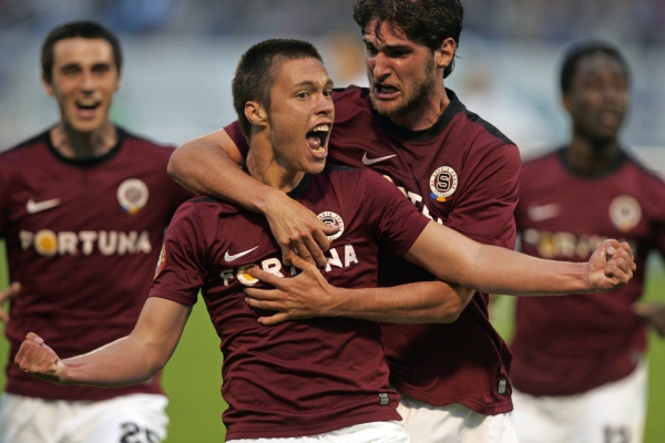 Talentovaný sparťanský útočník Václav Kadlec (druhý zleva) sní o bundeslize. Jednání však zřejmě váznou na financích.