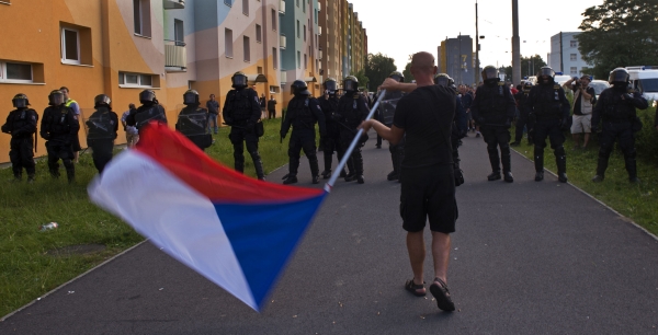 Policie zasahovala 6. července na sídlišti Máj proti desítkám účastníků neohlášené protiromské demonstrace v Českých Budějovicích.