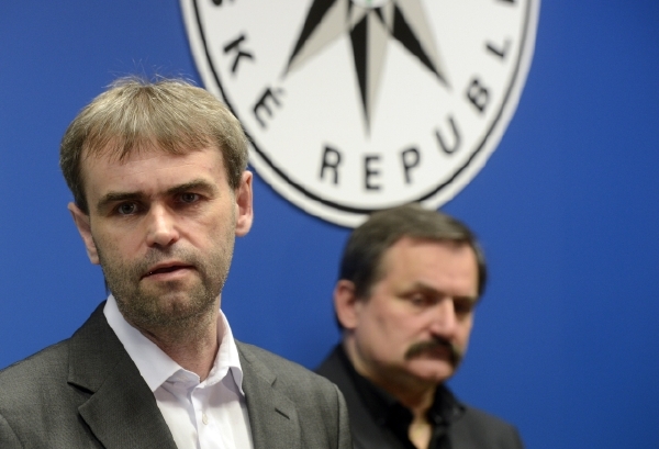Ředitel Útvaru pro odhalování organizovaného zločinu Robert Šlachta (vlevo).
