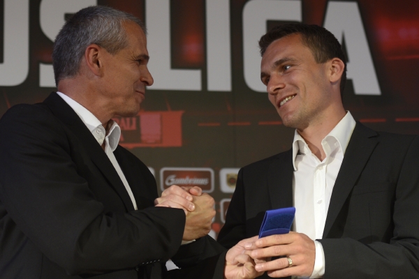 Vítězslav Lavička předává kapitánskou pásku Davidu Lafatovi. Vítězslav Lavička předává kapitánskou pásku Davidu Lafatovi.