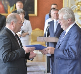 Prezident republiky Miloš Zeman (vpravo) jmenoval 10. července v Praze ministrem práce a sociálních věcí Františka Koníčka (vlevo). Prezident republiky Miloš Zeman (vpravo) jmenoval 10. července v Praze ministrem práce a sociálních věcí Františka Koníčka (vlevo).