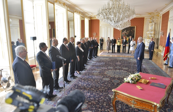 Prezident republiky Miloš Zeman (vpravo) jmenoval 10. července v Praze ministry nové úřednické vlády Jiřího Rusnoka (vlevo). Prezident republiky Miloš Zeman (vpravo) jmenoval 10. července v Praze ministry nové úřednické vlády Jiřího Rusnoka (vlevo).