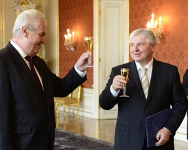 Zeman (vlevo) a Rusnok si připíjejí krátce poté, co byl Rusnok jmenován novým předsedou vlády. Němcová přípitek odmítla.